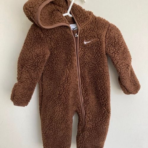 macacao nike bebe 3 meses marrom 147568741?action_source=72470&ref=home_home&rsp=1&rspix=1