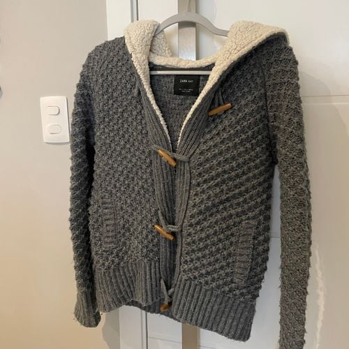 casaco zara knit cinza com capuz g 145844521?action_source=72470&ref=home_home&rsp=1&rspix=1