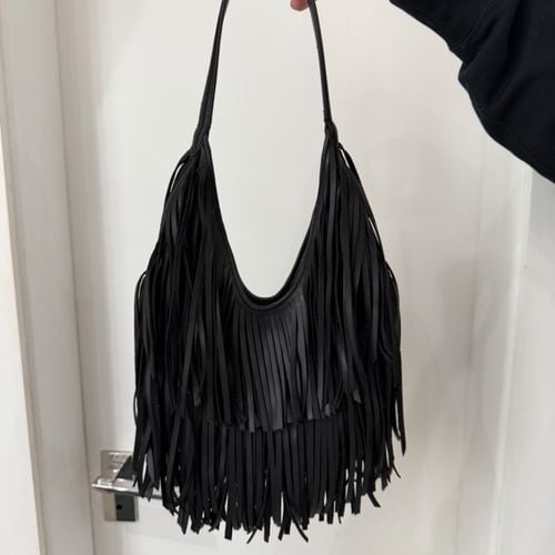 bolsa zara com franjas preta 152268054?action_source=77124&ref=home_home&rsp=1&rspix=1
