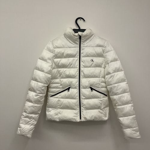 jaqueta puffer calvin klein branca m 144575197?action_source=72767&ref=home_home&rsp=1&rspix=1