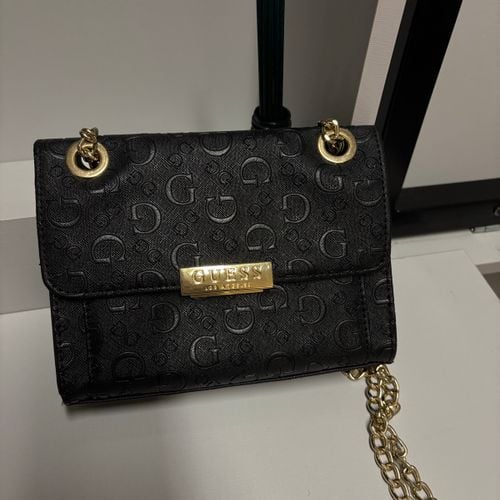 bolsa guess monograma 133266240?action_source=71545&ref=home_home&rsp=1&rspix=1