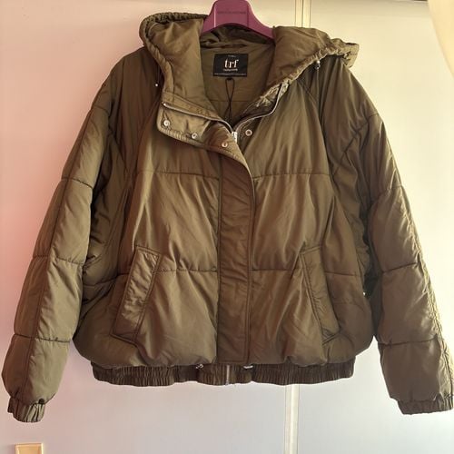 jaqueta puffer zara verde militar 145605270?action_source=31319&ref=home_home&rsp=1&rspix=1