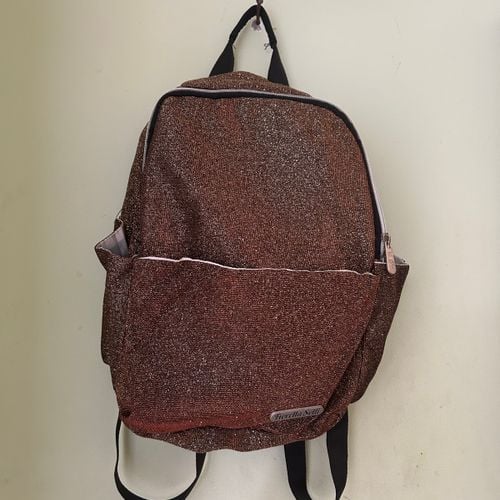 mochila brilhosa 131673651?action_source=67388&ref=home_home&rsp=1&rspix=1