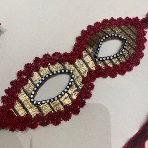 mascara de couro com strass carnaval 134009370?action_source=67456&ref=home_home&rsp=1&rspix=1