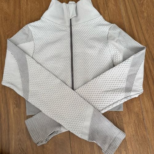 casaco cropped shein cinza 147110610?action_source=75018&ref=home_home&rsp=1&rspix=1