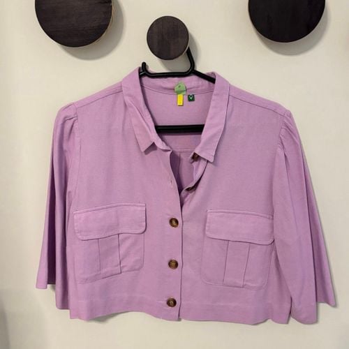 camisa cropped farm lilas com bolsos 147128101?action_source=72470&ref=home_home&rsp=1&rspix=1