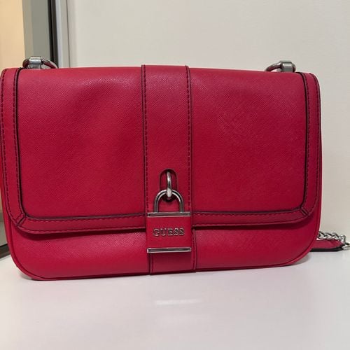 bolsa de ombro guess vermelha 147237343?action_source=76594&ref=home_home&rsp=1&rspix=1
