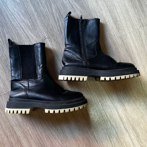 bota zara tratorada preta 32 144045822?action_source=75772&ref=home_home&rsp=1&rspix=1