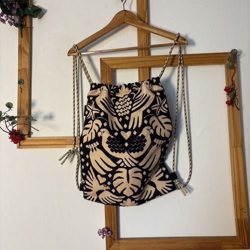 mochila saco farm preta e bege 146587460?action_source=75018&ref=home_home&rsp=1&rspix=1
