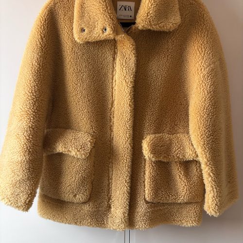 casaco zara pelucia teddy bege 137989347?action_source=77124&ref=home_home&rsp=1&rspix=1