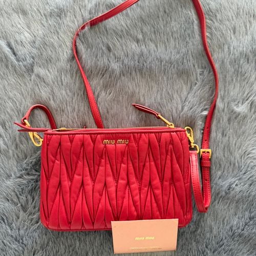 bolsa miumiu pequena vermelha 144433254?action_source=72767&ref=home_home&rsp=1&rspix=1