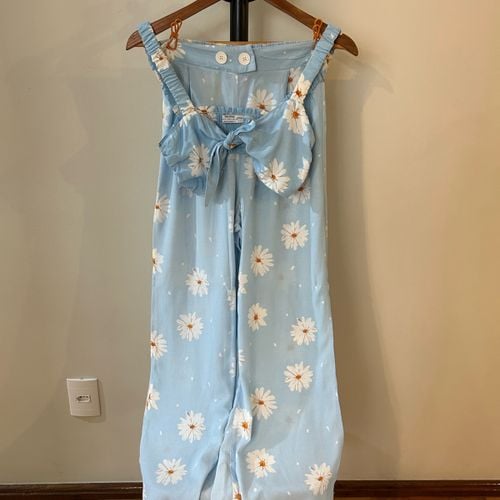 conjunto top e calca margaridas bershka 139152180?action_source=69599&ref=home_home&rsp=1&rspix=1