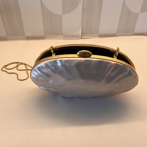 clutch zara perolada com alca de metal 150162034?action_source=77124&ref=home_home&rsp=1&rspix=1