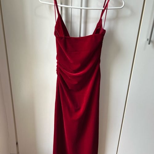 vestido zara veludo vermelho p 138682496?action_source=31319&ref=home_home&rsp=1&rspix=1