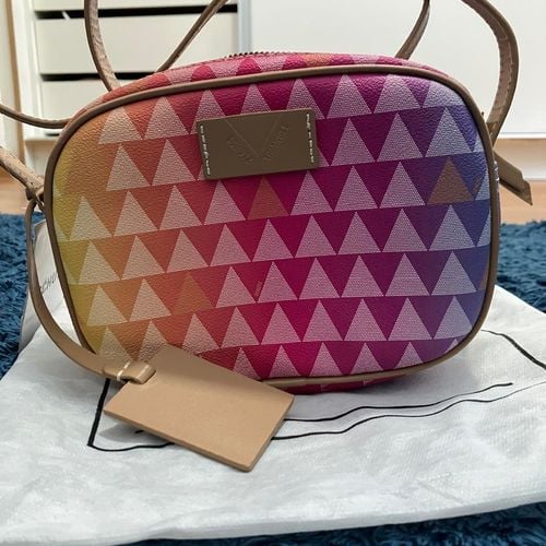 bolsa triangle schutz 126437888?action_source=65407&ref=home_home&rsp=1&rspix=1