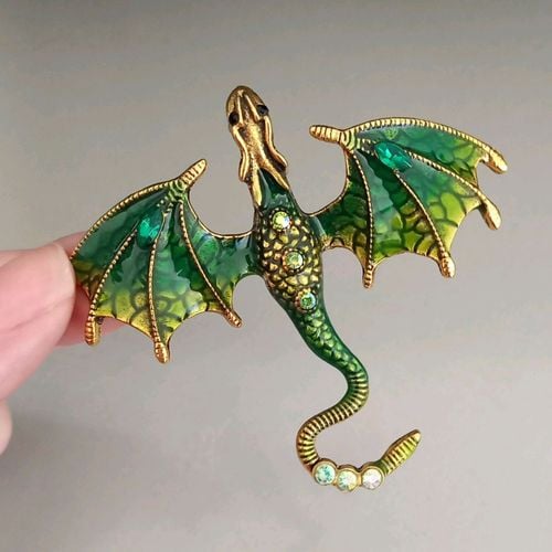 broche de dragao verde novo 148402638?action_source=67222&ref=home_home&rsp=1&rspix=1