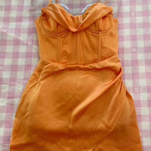 vestido bershka laranja p 140102437?action_source=69599&ref=home_home&rsp=1&rspix=1
