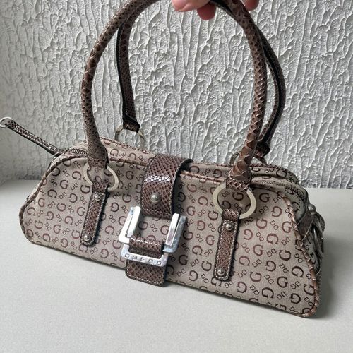 bolsa guess vintage y2k monograma baguette 152821195?action_source=77090&ref=home_home&rsp=1&rspix=1