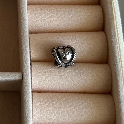 charm pandora 21 anos 133025686?action_source=67326&ref=home_home&rsp=1&rspix=1