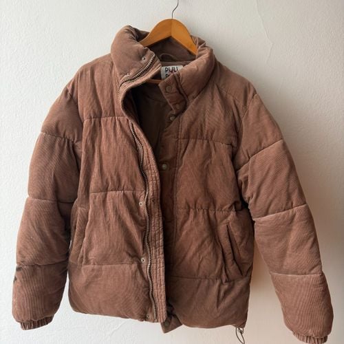jaqueta puffer marrom em veludo cotele pull bear 143200158?action_source=75013&ref=home_home&rsp=1&rspix=1