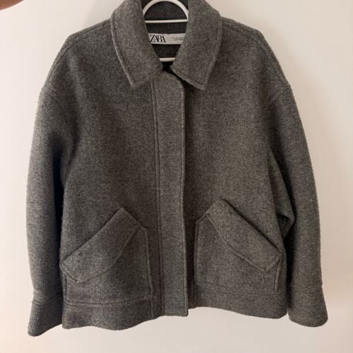 jaqueta zara la cinza mescla tamanho m 141732987?action_source=70522&ref=home_home&rsp=1&rspix=1