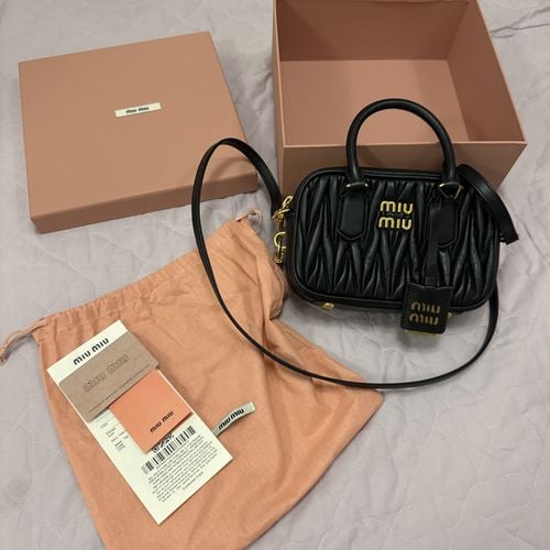 bolsa miu miu arcardie preta 148432785?action_source=67222&ref=home_home&rsp=1&rspix=1