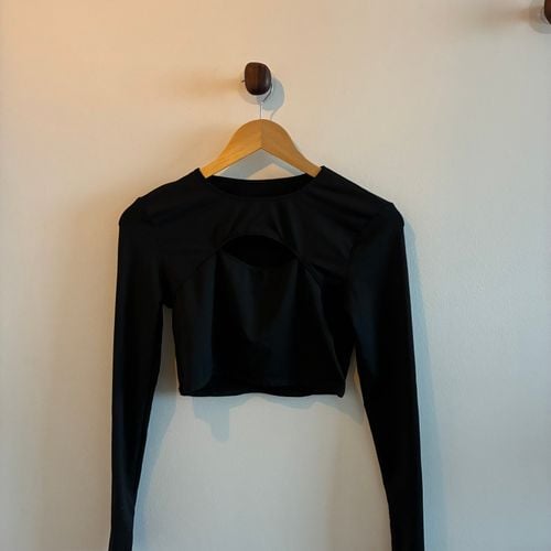 top de academia preto com recorte no busto 146457257?action_source=75018&ref=home_home&rsp=1&rspix=1