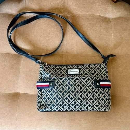 bolsa tommy hilfiger transversal jacquard 143789792?action_source=64648&ref=home_home&rsp=1&rspix=1