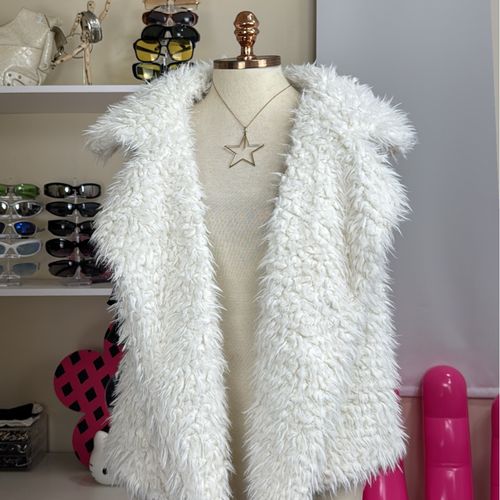 colete de pelo aeropostale tamanho p 129766152?action_source=70688&ref=home_home&rsp=1&rspix=1