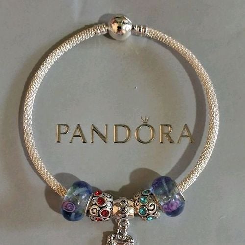 bracelete rigido com berloques 143407304?action_source=67326&ref=home_home&rsp=1&rspix=1