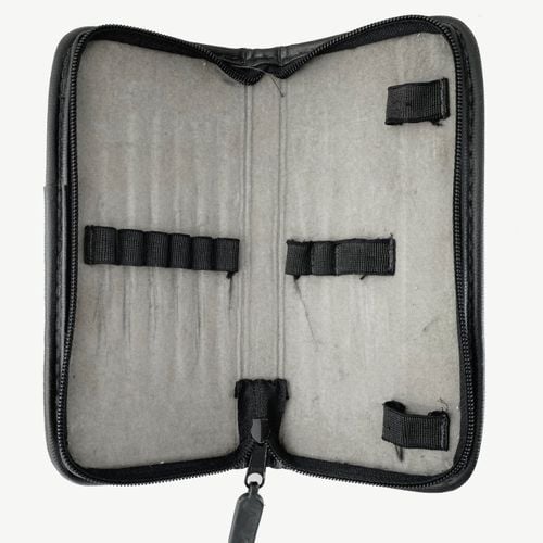 estojo escolar arplas para 1 ziperes cor preto preto usado 133405157?action_source=67388&ref=home_home&rsp=1&rspix=1