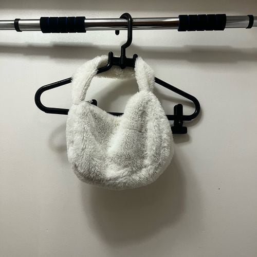 bolsa de ombro pelinho branca 138260179?action_source=69599&ref=home_home&rsp=1&rspix=1