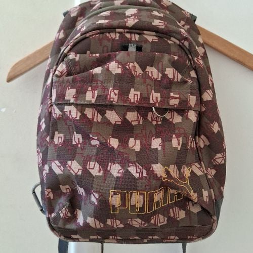 mochila puma pequena original com avarias 127613178?action_source=66794&ref=home_home&rsp=1&rspix=1