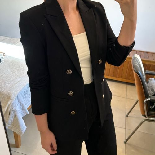 blazer acinturado ponto roma alfaiatado com botoes brasao renner zara nv schutz arezzo nv 145077467?action_source=67222&ref=home_home&rsp=1&rspix=1