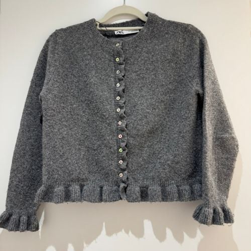 casaco de trico zara babados cinza p 151974554?action_source=77124&ref=home_home&rsp=1&rspix=1