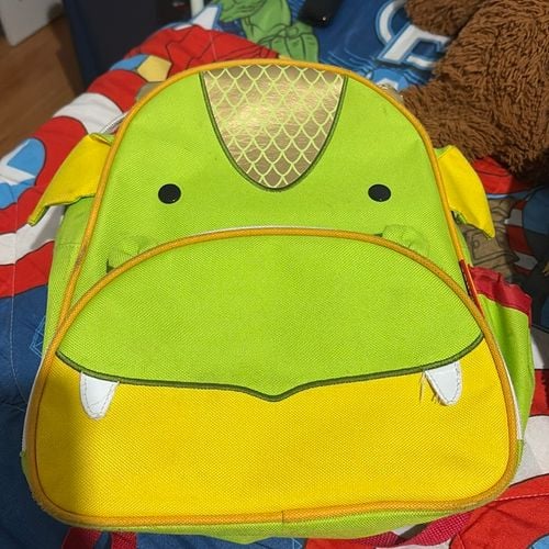 mochila infantil skip hop dragao 131688128?action_source=66794&ref=home_home&rsp=1&rspix=1