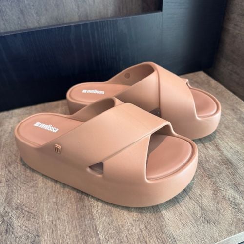 chinelo melissa free cross bege 38 152786128?action_source=76405&ref=home_home&rsp=1&rspix=1