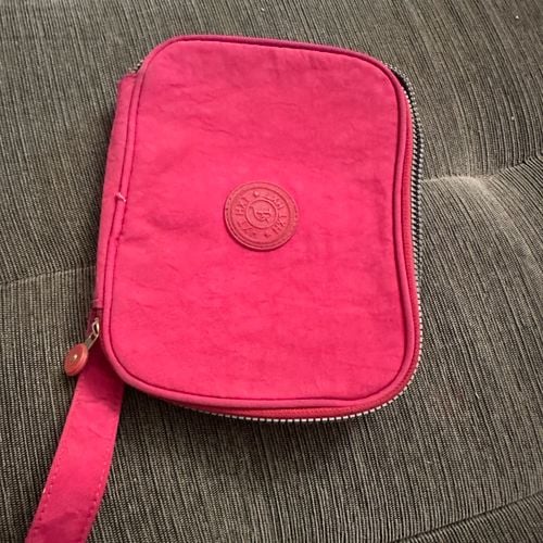 estojo lindo e conservado espacoso 130097785?action_source=67388&ref=home_home&rsp=1&rspix=1