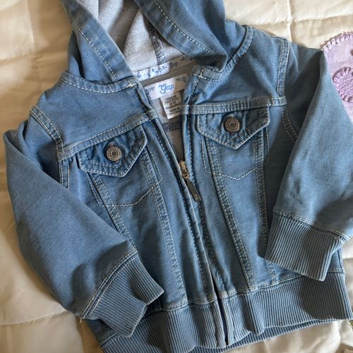 jaqueta gap jeans com capuz 18 meses 145675408?action_source=74450&ref=home_home&rsp=1&rspix=1