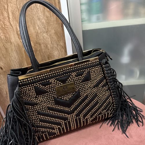 bolsa carmen steffens preta com franjas 145491572?action_source=64648&ref=home_home&rsp=1&rspix=1