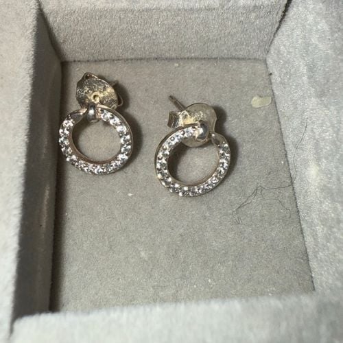 brincos pandora pouquissimo uso 132974640?action_source=67326&ref=home_home&rsp=1&rspix=1