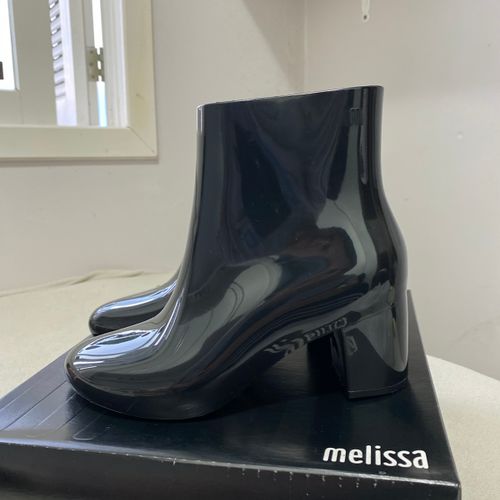 bota melissa preta 35 147955174?action_source=76405&ref=home_home&rsp=1&rspix=1