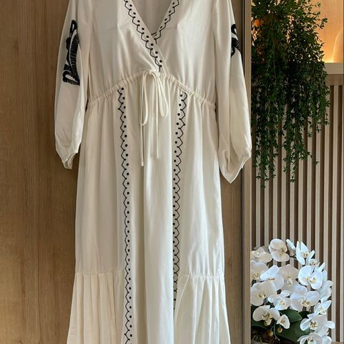 vestido longo off white bordado dress to 133109006?action_source=66827&ref=home_home&rsp=1&rspix=1