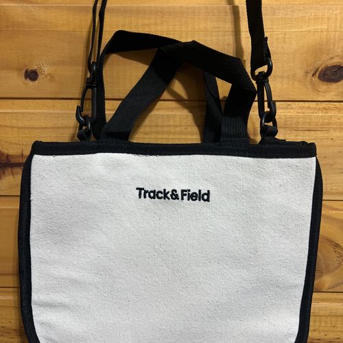 bolsa track amp field branca e preta 148722388?action_source=75018&ref=home_home&rsp=1&rspix=1