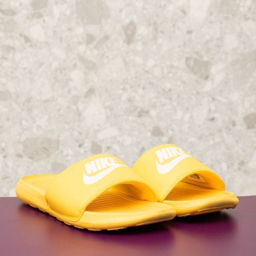 chinelo nike victori one amarelo 137910231?action_source=69037&ref=home_home&rsp=1&rspix=1