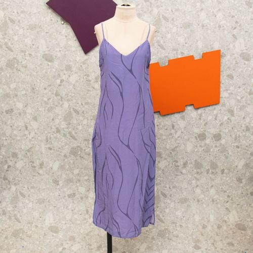 vestido lilas abstrato midi 135242052?action_source=67552&ref=home_home&rsp=1&rspix=1