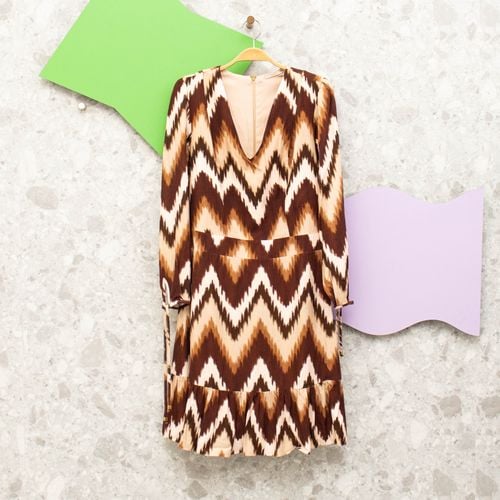 vestido chevron marrom deep 140599624?action_source=70390&ref=home_home&rsp=1&rspix=1