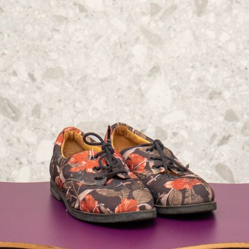 sapato preto floral insecta 138619411?action_source=70786&ref=home_home&rsp=1&rspix=1