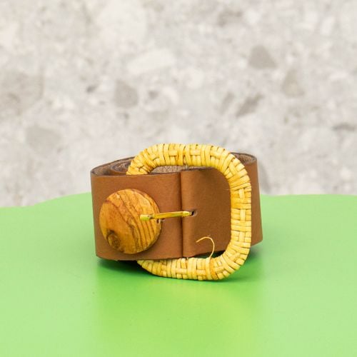 cinto marrom detalhe em madeira isabella giobbi 132393471?action_source=70489&ref=home_home&rsp=1&rspix=1