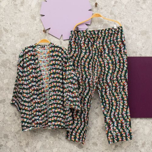 conjunto preto floral c amp a x lulu novis 137910335?action_source=69037&ref=home_home&rsp=1&rspix=1